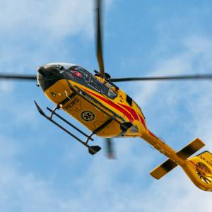 Poważny wypadek w trakcie prac polowych. Maszyna wciągnęła rękę nastolatka