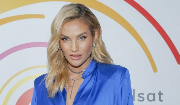 Karolina Gilon kokietuje podczas gorącej sesji foto. Kusy top podkreślił jej atuty! "Ogień dziewczyna"