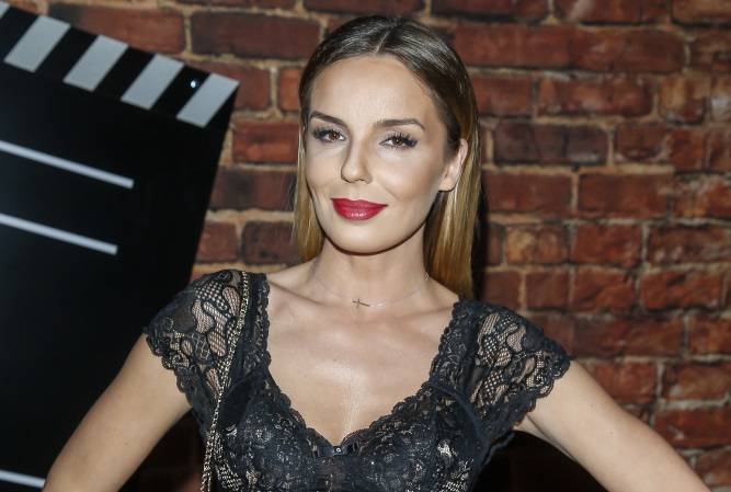 Agnieszka Włodarczyk w odważnym bikini w basenie. Niczym Sabrina w teledysku "Boys Boys Boys"