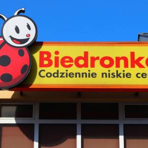 Biedronka. Sieć znów kusi dużymi promocjami. Produkty tańsze o nawet 80%