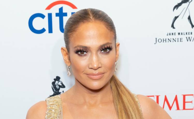 Jennifer Lopez kusi głębokim dekoltem: "Sensacyjna" [FOTO]