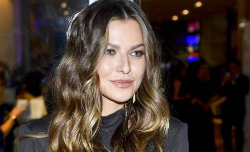 "Lewa" zapozowała na tle wodospadu. Odważnie odsłoniła wdzięki. "Olśniewająca" [FOTO]