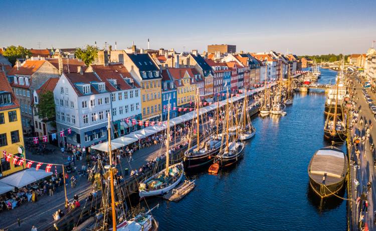 "Ławki przyszłości" na ulicach Kopenhagi. Niezbyt optymistyczna przyszłość w duńskiej wersji