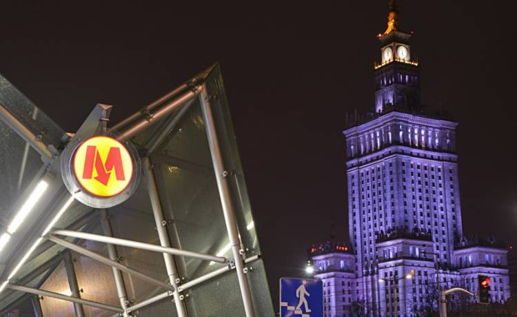 Warszawa. Samochód na stacji metra? Zdjęcie wozu trafiło do sieci