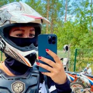 Miss Ukrainy pozuje z bronią. Modelka zachęca do podjęcia walki [FOTO]