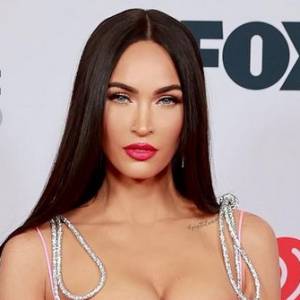 Gwiazda "Transformersów" kusi w prześwitującym gorsecie. Megan Fox "igra z ogniem"! [FOTO]