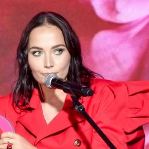 Mery Spolsky wypina nagie pośladki na scenie. Pokazała zbyt wiele? Rozpętała się burza [18+]