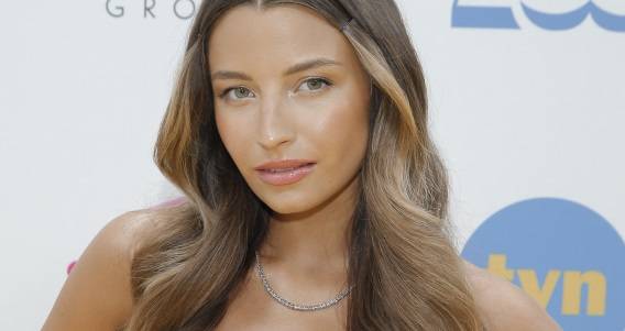 Julia Wieniawa w "wieczorowym" wydaniu. Internauci pomylili ją z Hailey Bieber [ZDJĘCIE]