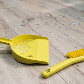 Gdzie wyrzucić potłuczone szkło? Sprawdź, zanim popełnisz błąd      