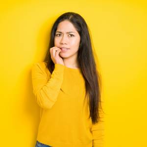 Dlatego ludzie obgryzają paznokcie i skórki. Ekspert tłumaczy powody: „jeśli sprawiasz sobie ból...”