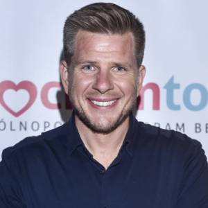 Filip Chajzer ma "brata bliźniaka"?! Internauci odnaleźli sobowtóra dziennikarza [FOTO]