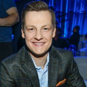 Marcin Mroczek na zachwycających zdjęciach z ukochaną. Fani komentują: "Żona podobna do serialowej"