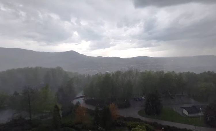 Piorun uderzył tuż obok niej. Niesamowite nagranie trafiło do sieci! [WIDEO]