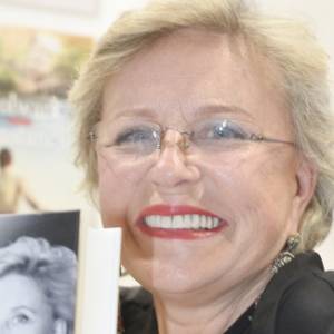 "Janda ma dwa teatry, a chodzi w dziurawych łachmanach". Gwiazda uderzyła w tabloid