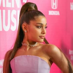 Ariana Grande przewróciła się na scenie. Filmik z upadku opublikowała na swoim Twitterze!