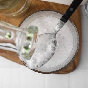 Dlatego nie powinno się sprzątać mieszanką octu z sodą oczyszczoną. Chemik wyjaśnia