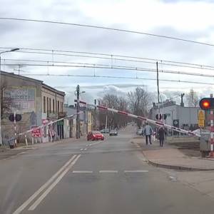 Szlaban "znokautował" kobietę na przejeździe kolejowym. "Ten film powinien być filmem edukacyjnym" [WIDEO]