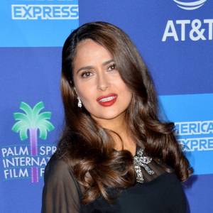 55-letnia Hayek w negliżu wśród spienionych fal. "Niesamowita" [FOTO]