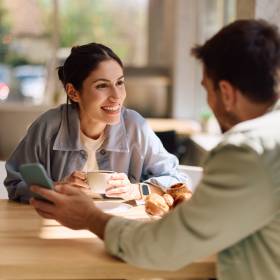 Co oznacza utrzymywanie stałego kontaktu wzrokowego? Psychologia tłumaczy takie zachowanie
