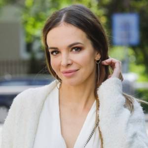 Anna Wendzikowska śmiało eksponuje biust. Prezenterka kusi smukłą figurą! [ZDJĘCIE]