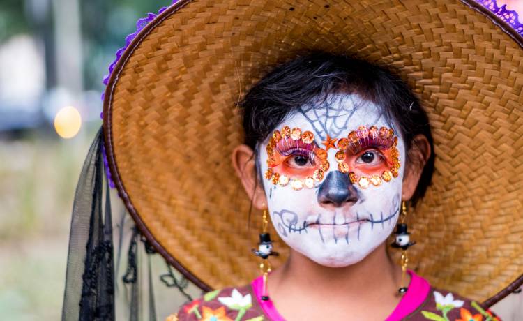 Día de Muertos. Jak rozumieć malowanie trupich czaszek z okazji religijnego święta? Meksykański Dzień Zmarłych