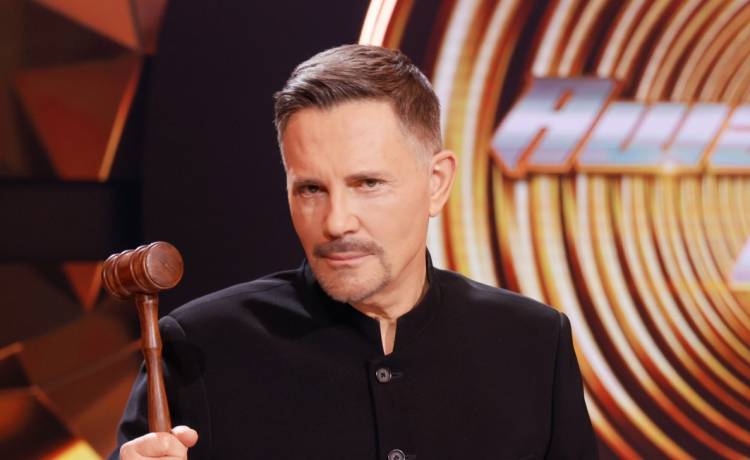 Krzysztof Ibisz jako prowadzący program „Awantura o kasę”. Fot. AKPA