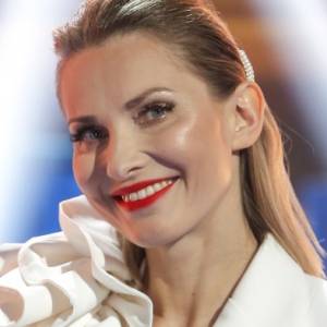 Joanna Moro zrzuciła ubrania. Drobniutkie kwiaty niewiele zasłaniają! [WIDEO]