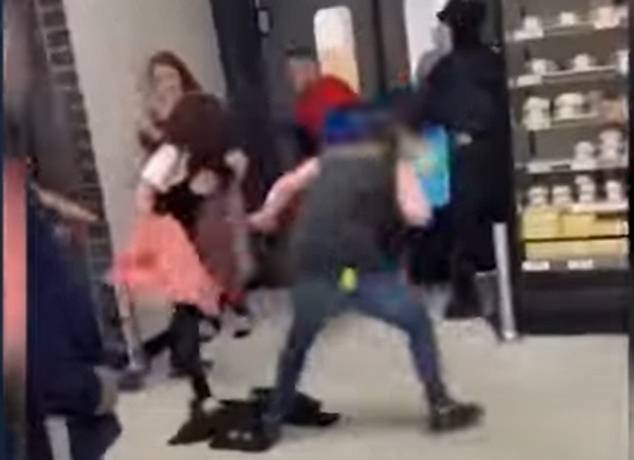Użył wózka inwalidzkiego jako broni. Sprzedawcy zatrzymali go workami z lodem. Szokujące sceny w sklepie [WIDEO]