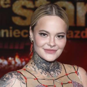 Monika Miller pokazała nagie ciało. "Ubrała się" jedynie w brokat