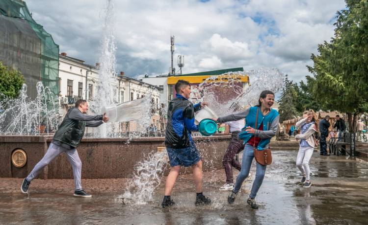 Co oznacza nazwa "śmigus-dyngus" i skąd wziął się zwyczaj polewania wodą?