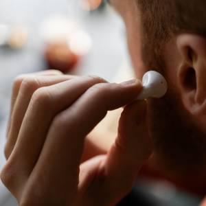 Słuchawki bezprzewodowe niszczą mózg? Ekspert mówi wprost