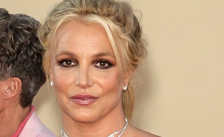 Szorty osuwają się z bioder Britney Spears. Fasony spodni z lat 2000. znów święcą triumfy?! [WIDEO]