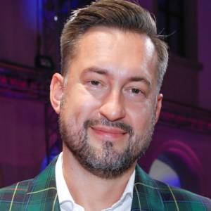 Marcin Prokop na zdjęciu z młodości. "Znany tancerz na balustradzie życia, rozpędzona strzała testosteronu"