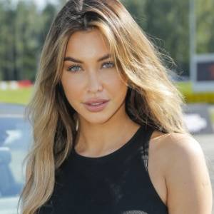 Magdalena Karwacka pozuje tolpess. Modelka "zrzuca" górę od bikini i eksponuje pośladki. "Ogień" 