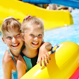 Rodzinny reset w wodzie – dlaczego hotel z aquaparkiem to strzał w dziesiątkę o każdej porze roku?