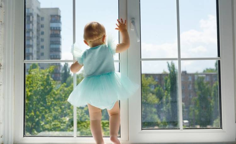 Idąc do pracy, złapał dziecko, które wypadło z okna! Niesamowita akcja ratunkowa [WIDEO]