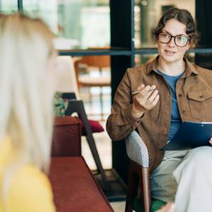 Umawiasz się ze znajomymi, a potem chcesz wszystko odwołać i zostać w domu? Nie wszyscy wiedzą, co to oznacza