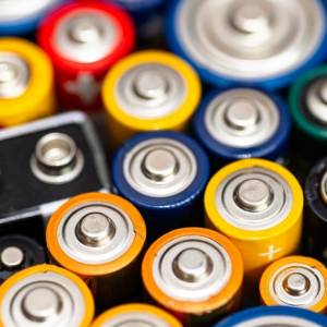 Nigdy nie wyrzucaj baterii do kosza! Sprawdź, co ci grozi i gdzie powinny trafić 