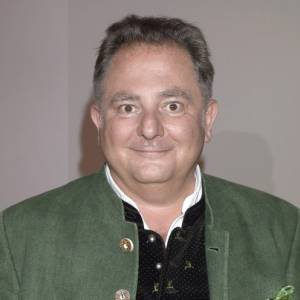 Robert Makłowicz od lat bawi i uczy! Te fragmenty jego programów rozbawiły miliony widzów. Pamiętacie je? [WIDEO]