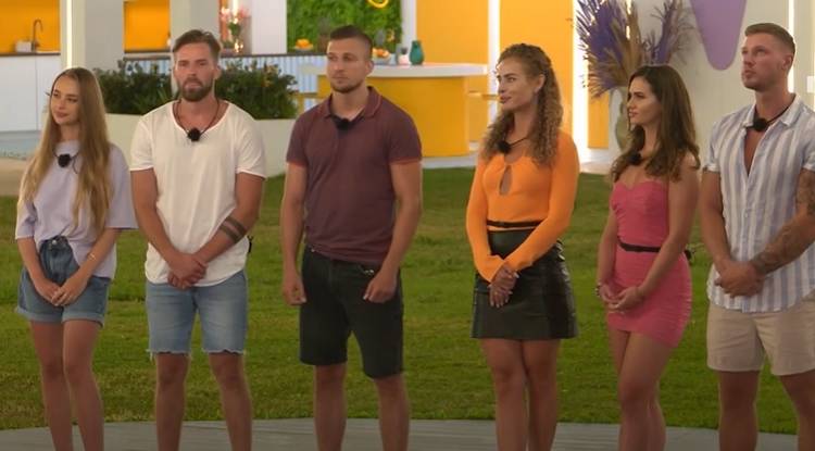 "Love Island 6". Uczestnicy weszli do basenu i zapomnieli o kamerach. Wybuch namiętności nie spodobał się widzom! [WIDEO]