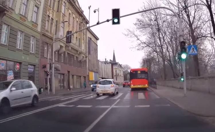 Kobieta wtargnęła na czteropasmową drogę, wprost pod koła samochodów. Wszystko nagrała kamera! [WIDEO]