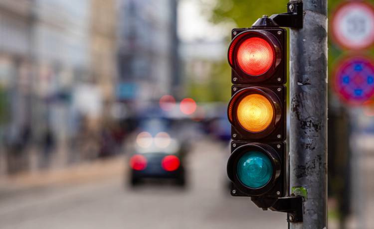Czy można przejechać na żółtym świetle? Zdjęcie ilustracyjne/Shutterstock