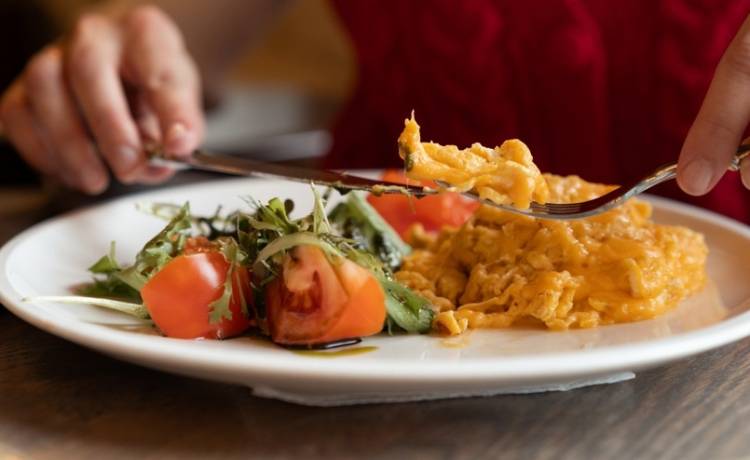 Jak zrobić jajecznicę? Fot. Shutterstock