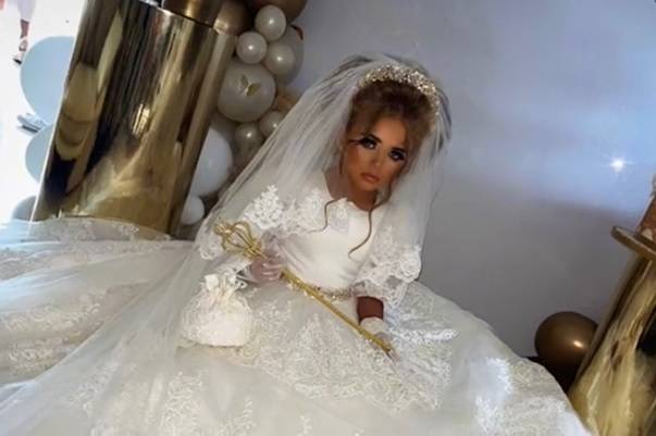 Bogata suknia, welon i tiara. Tak ubrali ją na Komunię. Internauci podzieleni: "Za dużo" [WIDEO]