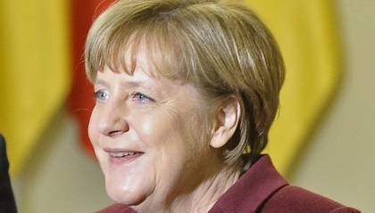 Angela Merkel nie będzie już kandydować, więc dostała misia. Podobny?