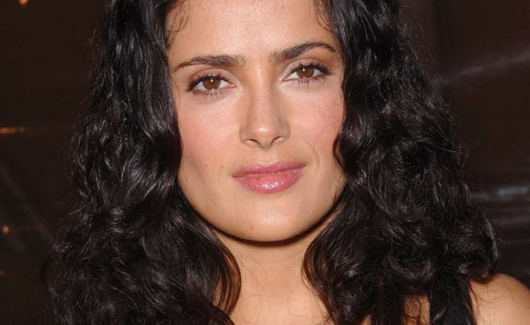 Salma Hayek nago w ciąży. Zasłania ją jedynie ażurowy szal... Archiwalny kadr trafił do sieci! [FOTO]