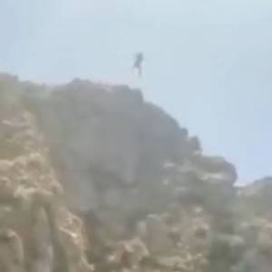 Tragedia na urlopie. 31-latek zginął po nieudanym skoku z klifu. Wszystko nagrano