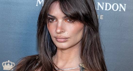  Emily Ratajkowski zbulwersowała fanów. "Sukienka wygląda na tak ciasną, że samo patrzenie na nią sprawia mi ból w klatce piersiowej" [FOTO]