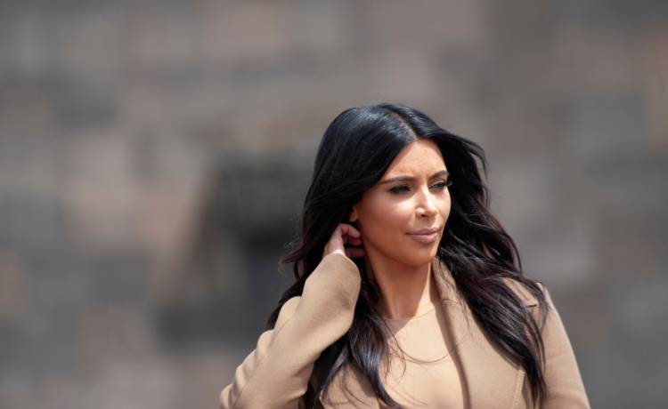 Kim Kardashian na siłowni w skąpym bikini i seksownych kozakach. Najnowsze zdjęcia gwiazdy podzieliły fanów [FOTO]