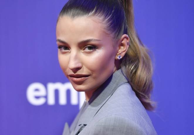 Julia Wieniawa wygrzewa się w słońcu. Aktorka eksponuje głęboki dekolt. "Cudowna" [FOTO]